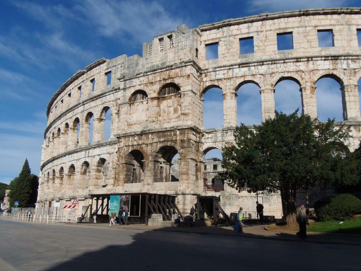 Noemi City Apartments Pula Exteriér fotografie